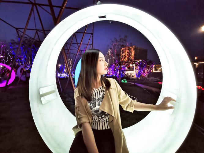 花海织锦绣 灯火万家欢——明月夜下的中秋礼赞